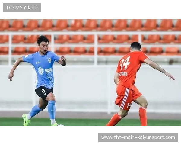 斯坦丘亮相大连梭鱼湾球场，定位球助攻队友头球破网